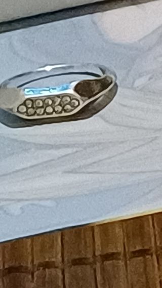 ANILLO PLATEADO CON DIAMANTES SINTÉTICOS