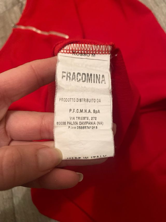 Blusa rossa da donna e ragazza