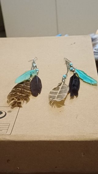 PENDIENTES CON PLUMAS TRIVALES Y BORLAS 