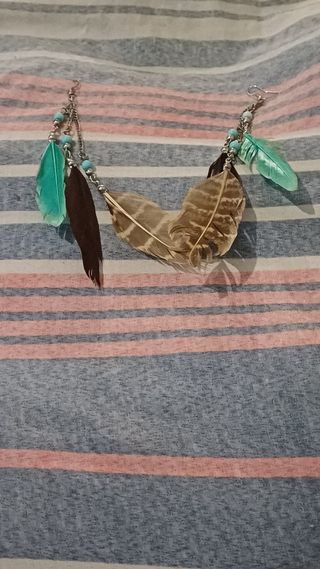 PENDIENTES CON PLUMAS TRIVALES Y BORLAS 