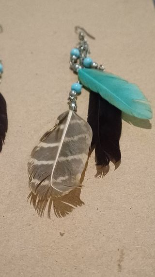 PENDIENTES CON PLUMAS TRIVALES Y BORLAS 