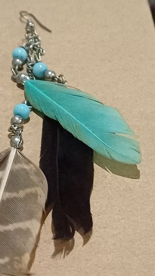 PENDIENTES CON PLUMAS TRIVALES Y BORLAS 