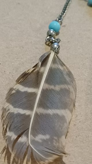 PENDIENTES CON PLUMAS TRIVALES Y BORLAS 