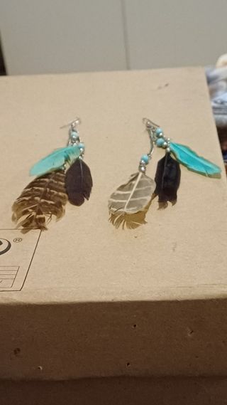 PENDIENTES CON PLUMAS TRIVALES Y BORLAS 