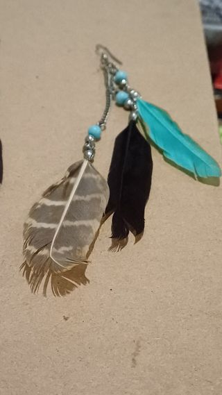 PENDIENTES CON PLUMAS TRIVALES Y BORLAS 