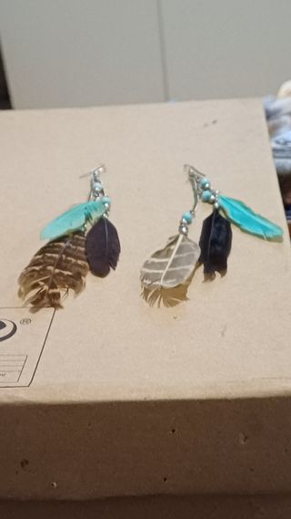 PENDIENTES CON PLUMAS TRIVALES Y BORLAS 