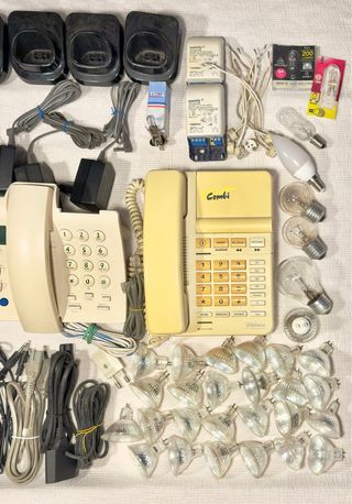 Bombillas cables y telefonos fijos