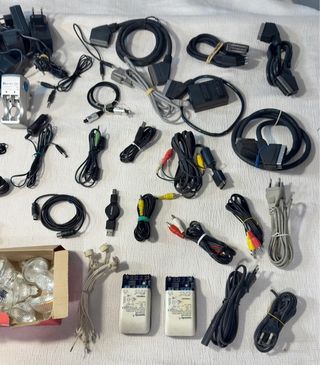 Bombillas cables y telefonos fijos