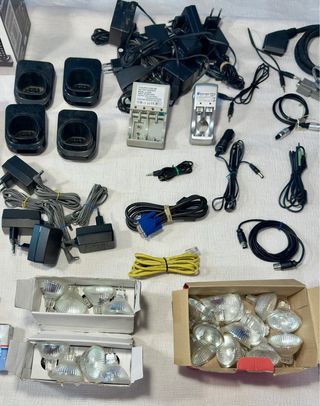 Bombillas cables y telefonos fijos