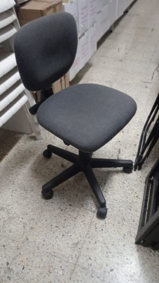 Silla giratoria con ruedas