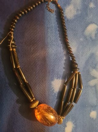 Collana. A perle nere e mani pietra ambr