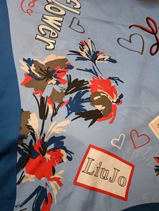 Pañuelo cuello marca Liu•Jo Milano muy cuidado