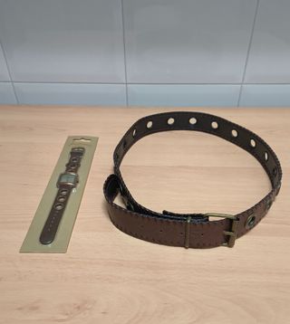 Reloj y cinturón marca Stradivarius 