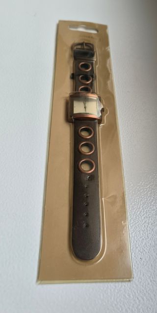 Reloj y cinturón marca Stradivarius 