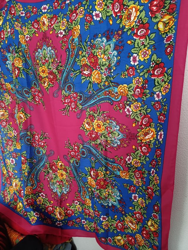 Colorido mantón tradicional nuevo