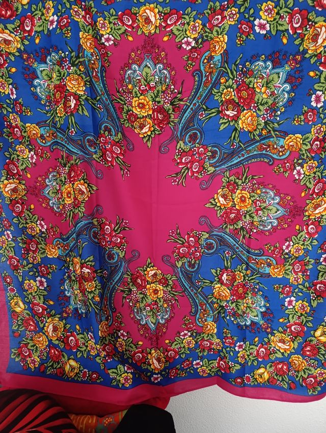 Colorido mantón tradicional nuevo