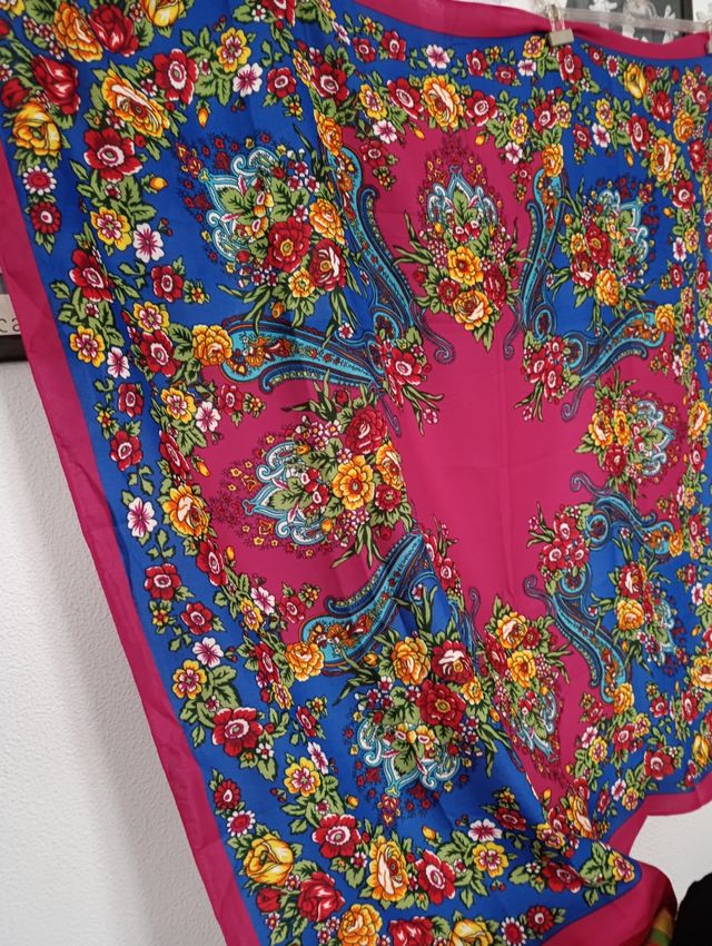 Colorido mantón tradicional nuevo