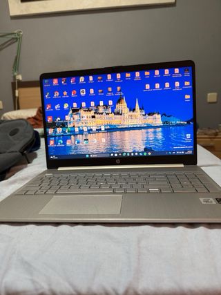 Ordenador portátil HP en buen estado.