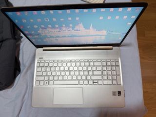Ordenador portátil HP en buen estado.