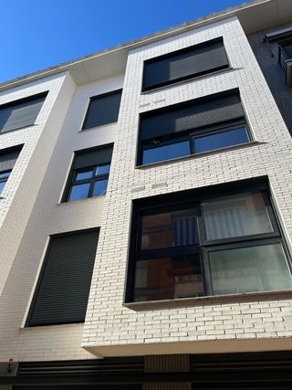 Plaza de garaje para coche mediano o pequeño.