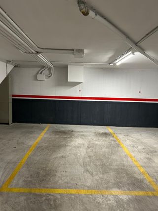 Plaza de garaje para coche mediano o pequeño.