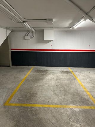 Plaza de garaje para coche mediano o pequeño.