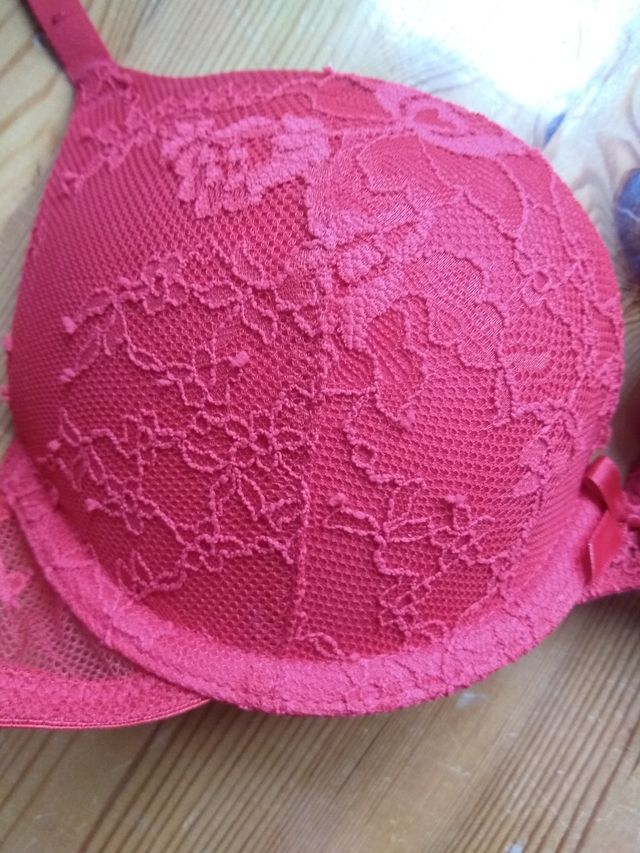 Sujetador rojo nuevo