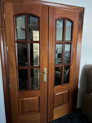 Puerta de madera de interior marrón