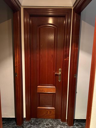 Puerta de madera de interior marrón