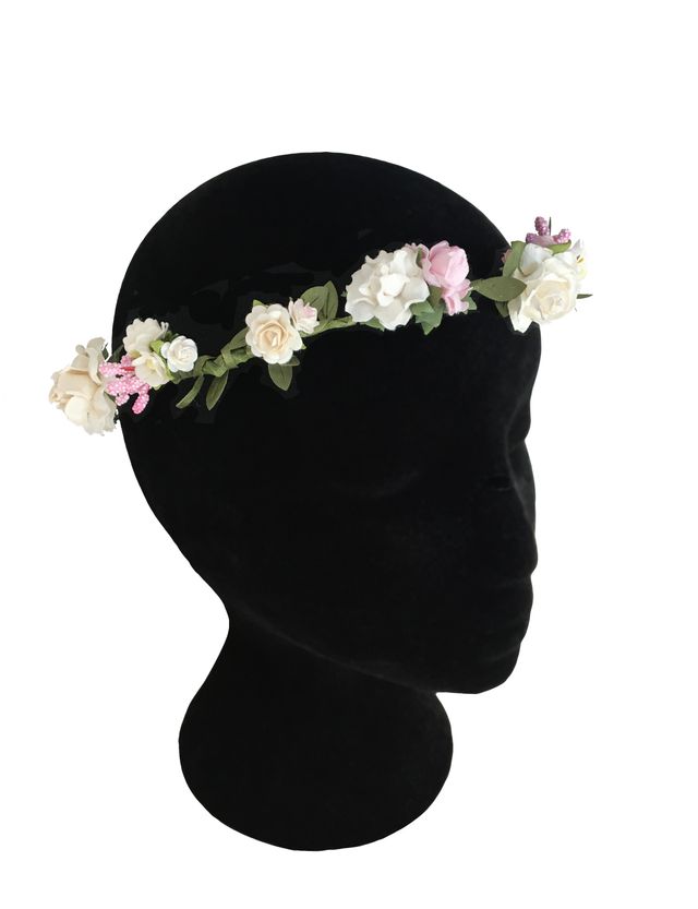 Corona de flores rosa y blanca