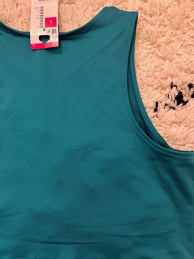 Top deportivo Decathlon