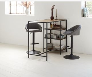 Mesa alta cocina bar con dos sillas