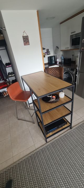 Mesa alta cocina bar con dos sillas