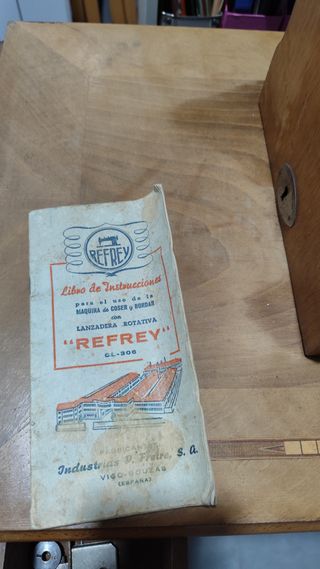 Maquina de coser REFREY - ANTIGUEDADES - COLECCION