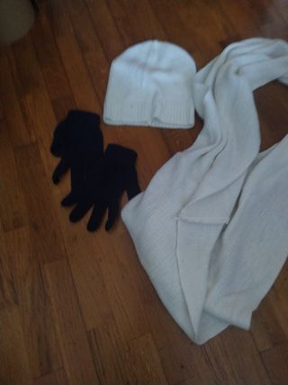 Lote de gorro, bufanda y guantes de lana