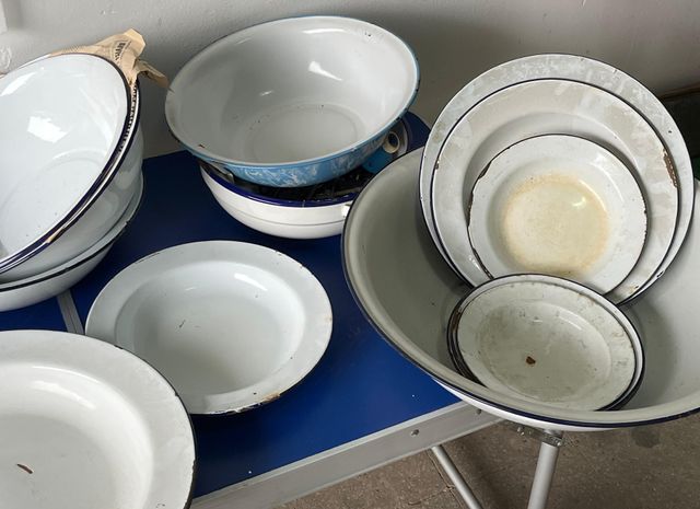 Piatti e Bacinelle Vintage in Ferro Smaltato