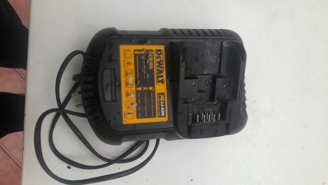 Cargador DEWALT 