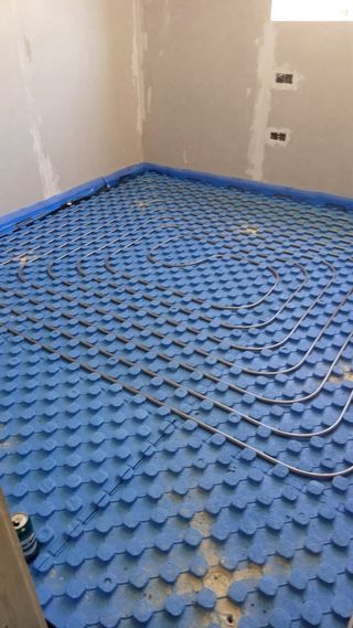 Suelo radiante aerotermia placas solares