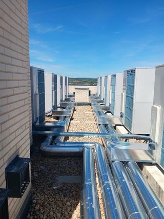 Suelo radiante aerotermia placas solares