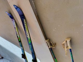 Esquis, bastones y fundas transporte.