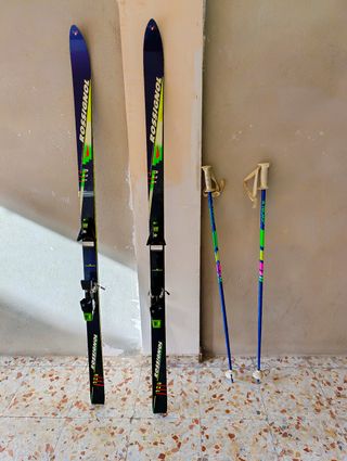 Esquis, bastones y fundas transporte.