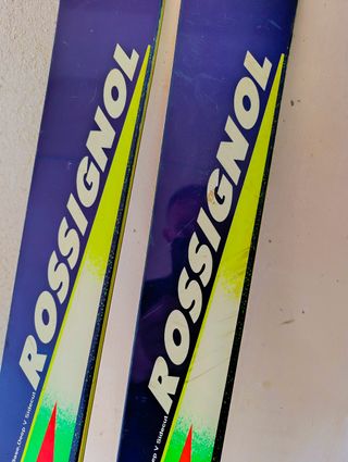 Esquis, bastones y fundas transporte.