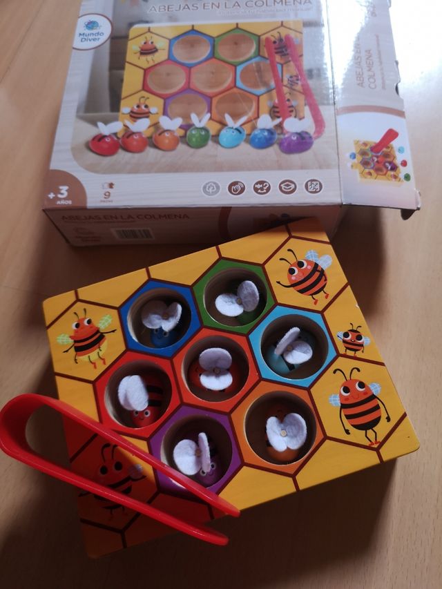 Juguete abejas en la colmena