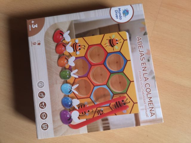 Juguete abejas en la colmena