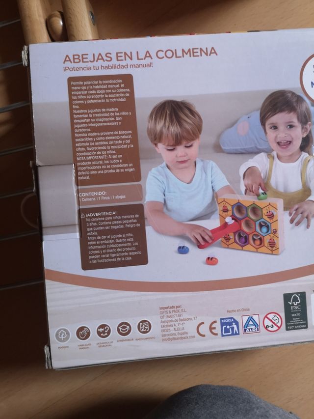 Juguete abejas en la colmena