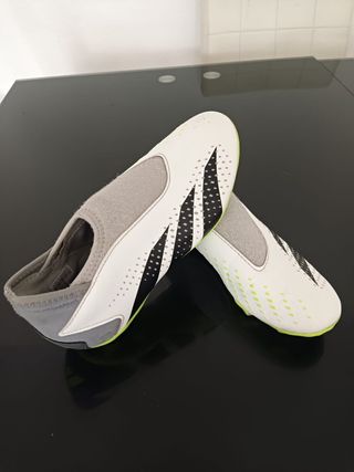 Botas de fútbol y deportivas