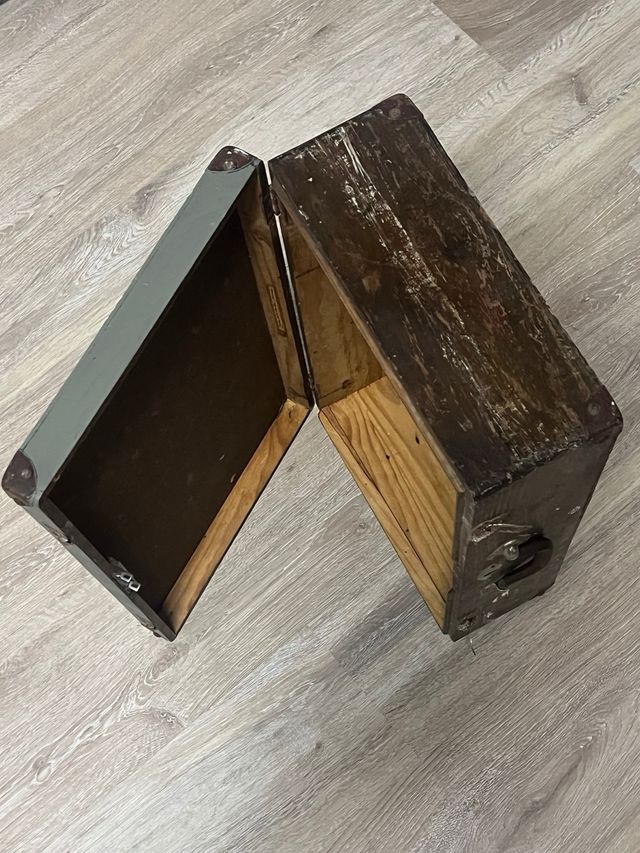 Maleta antigua de madera