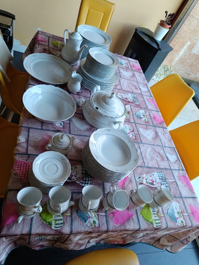 Vajilla THUN porcelana fina 75 piezas.