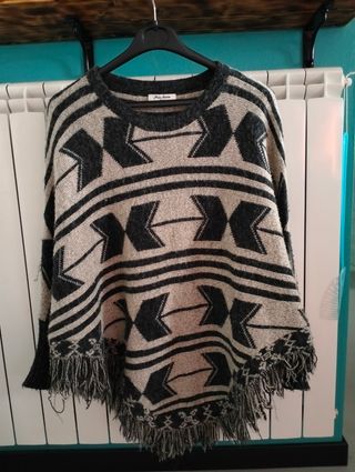 Poncho con maniche e frange