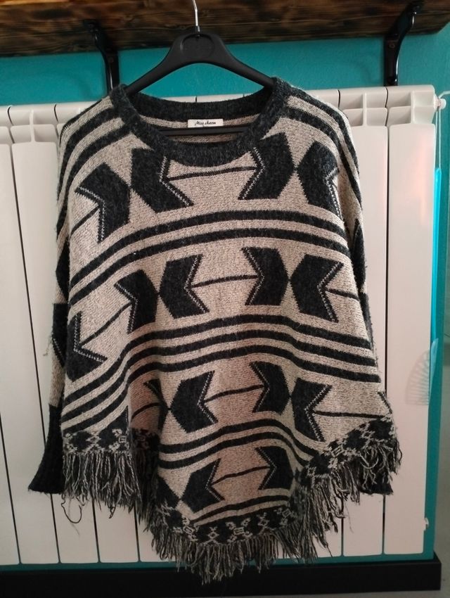 Poncho con maniche e frange